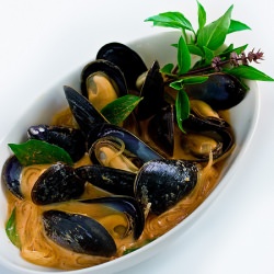 Mussels & Scallops in Lemongrass Curry - Recipe photo by steamykitchen