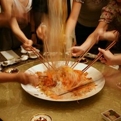 Auspicious Raw fish Salad Tossing - Recipe photo by Camemberu