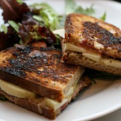 Grilled Cheddar and Apple Sandwich - Recipe photo by shivery