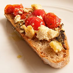 Baked Tomatoes with Thyme - Recipe photo by Juno