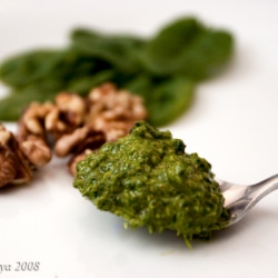 Spinach Walnut Pesto - Recipe photo by lilahangya
