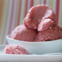Fresh Strawberry Frozen Yogurt - Recipe photo by alaunamakes
