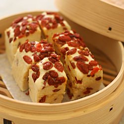 Steamed Cake with Wolfberry - Recipe photo by Piggy