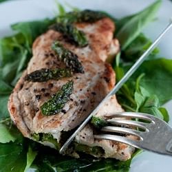 Asparagus and Pesto Filled Chicken - Recipe photo by lucullian