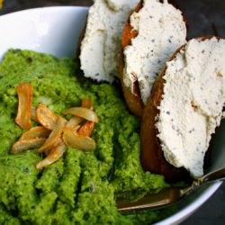 Smashed Peas w/ "Ricotta" Toasts - Recipe photo by veganpanda