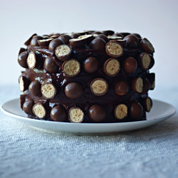 Malteser Layer Cake - Recipe photo by poiresauchocolat