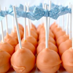 Vanilla and Blue Velvet Cake Pops - Recipe photo by HollowPeas