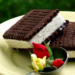 Vanilla Rose Ice Cream Sandwich - Recipe photo by Tadeja