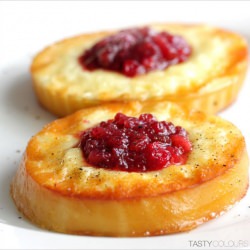 Oscypek with Lingonberry Preserves - Recipe photo by TastyColours