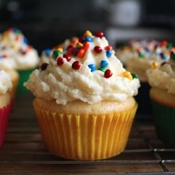 Vanilla Cupcakes - Recipe photo by kwanster