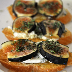 Crostini with Figs and Gorgonzola - Recipe photo by allfourburners