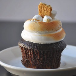 S'mores Cupcakes - Recipe photo by aibakecake