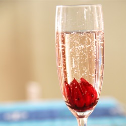 Sparkling Hibiscus Champagne - Recipe photo by muybueno