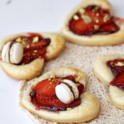 Nutella Strawberry Puff Pastry Hear - Recipe photo by vindee