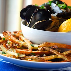Garlicky White Wine Mussels - Recipe photo by Spoonwithme