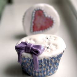 Vanilla Cupcakes w/ Fondant - Recipe photo by alma_objetivocupcake