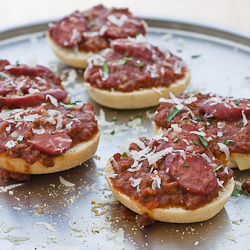 Pandesal Pizza - Recipe photo by junbelen