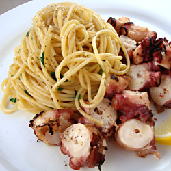 Grilled Octopus & Garlic Spaghetti - Recipe photo by climbhighak