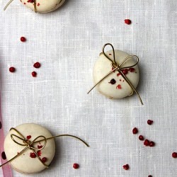 White Chocolate Macarons - Recipe photo by debugcooking