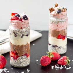Vegan Overnight Oat Parfait - Recipe photo by ohsheglows