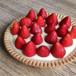 Creamy Lemon Tart with Strawberries - Recipe photo by kwanster