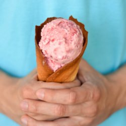 Strawberry Ice Cream - Recipe photo by vavynutz