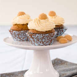 Amaretti-Apricot Cupcakes - Recipe photo by berrylovely