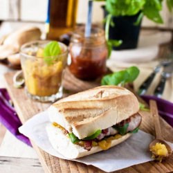 Burger with BBQ and Mango Chutney - Recipe photo by atria