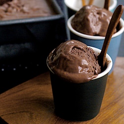 Dark Chocolate Ice Cream - Recipe photo by pickyin