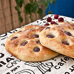 Coca amb Cireres (Cherry Pastry) - Recipe photo by Els fogons de la Bordeta