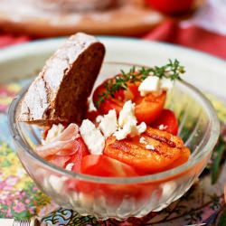Tart Salad with Grilled Peaches - Recipe photo by atria