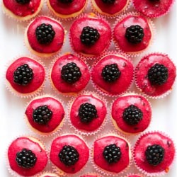 Mini Cupcakes with Blackberry Frosting - Recipe photo by cosmocookie