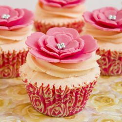 Vanilla Cupcakes - Recipe photo by alma_objetivocupcake
