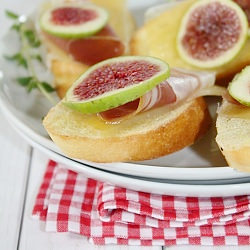 Bruschetta with Prosciutto and Figs - Recipe photo by Nada