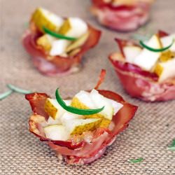 Prosciutto Cups with Pears - Recipe photo by mauka