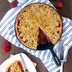 Strawberry Crumble Pie - Recipe photo by butterbaking