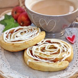 Cinnamon Rolls with Apple - Recipe photo by mauka