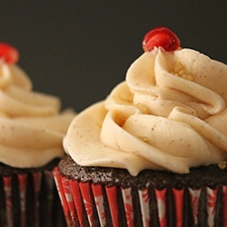Chocolate-Pomegranate Cupcakes - Recipe photo by dea