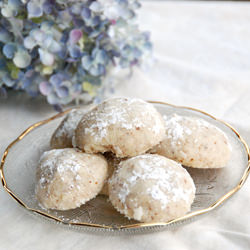Mexican Wedding Cookies - Recipe photo by Zestuous