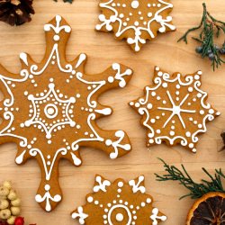 Iced Snowflake Gingerbread Cookies - Recipe photo by cosmocookie
