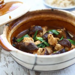 Clay Pot Chicken w/ Mushrooms - Recipe photo by rasamalaysia