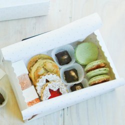 Pistachio Macarons Quince Cream - Recipe photo by tamaraesq