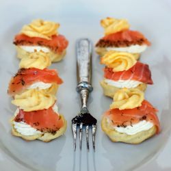 Gougeres with Ricotta and Salmon - Recipe photo by mauka