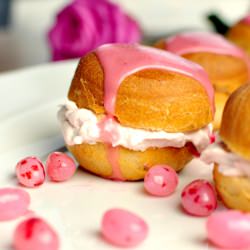 Mini Raspberry Cream Buns - Recipe photo by bananamondaes