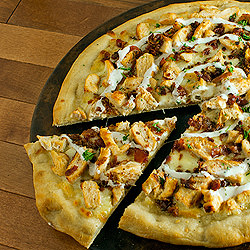 Chicken Bacon Ranch Pizza - Recipe photo by Poormet