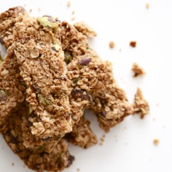 GF Granola Bar - Recipe photo by threeblondesandatomas
