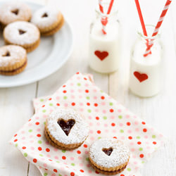 Pecan Linzer Cookies - Recipe photo by Unodedos