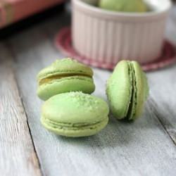 Pandan Macarons - Recipe photo by josim