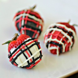 Cookies & Cream Stuffed Strawberry - Recipe photo by 1 Fine Cookie