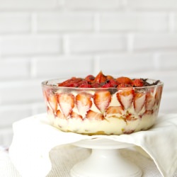 Easy Strawberry Trifle - Recipe photo by HuyBQ